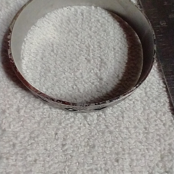 Silvertone black bangle bracelet approx. 2.5 - Picture 3 of 4